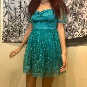 NWT (sold out online )
Size:(Xs) Message me about any questions or shipping !!